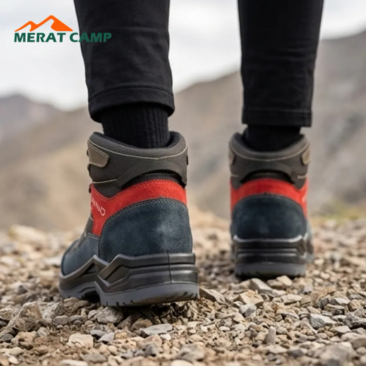کفش کوهنوردی سهند مدل IBEX عکس در طبیعت از نمای پشت کفش